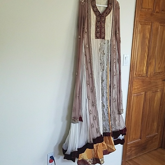 Pakistani 3 piece exquisite shalwar kameez gown - Picture 2 of 13